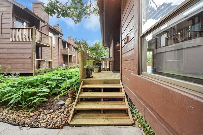 Building Photo - 651 Davis Rd