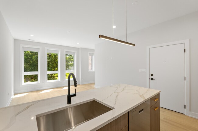 Building Photo - 5000 S Prairie Ave