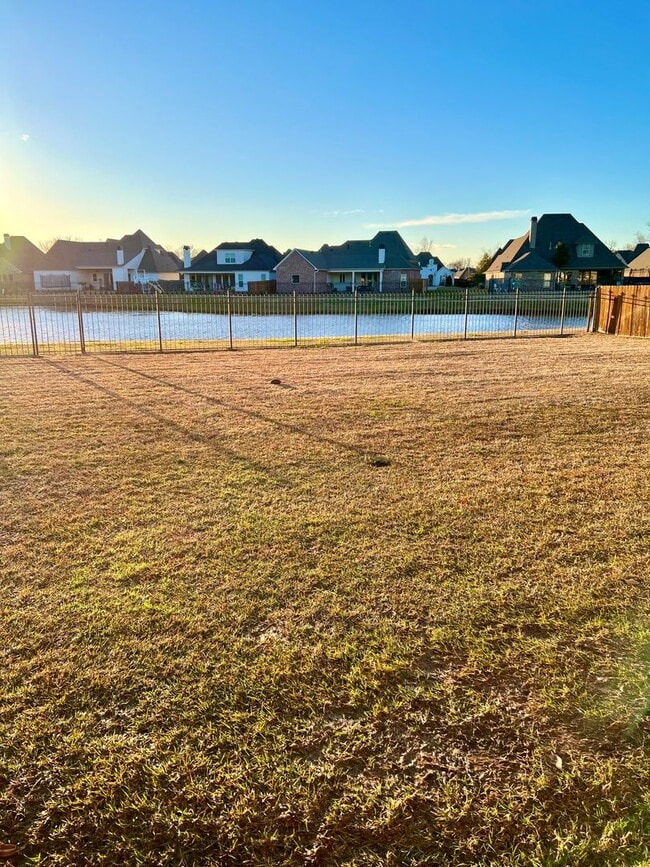 Building Photo - ** AVAILABLE JUNE 1ST ** STUNNING 4/3.5 IN...