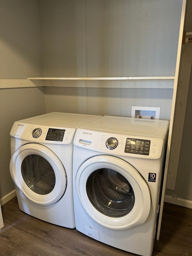 Building Photo - 324-326 W Coral Dr