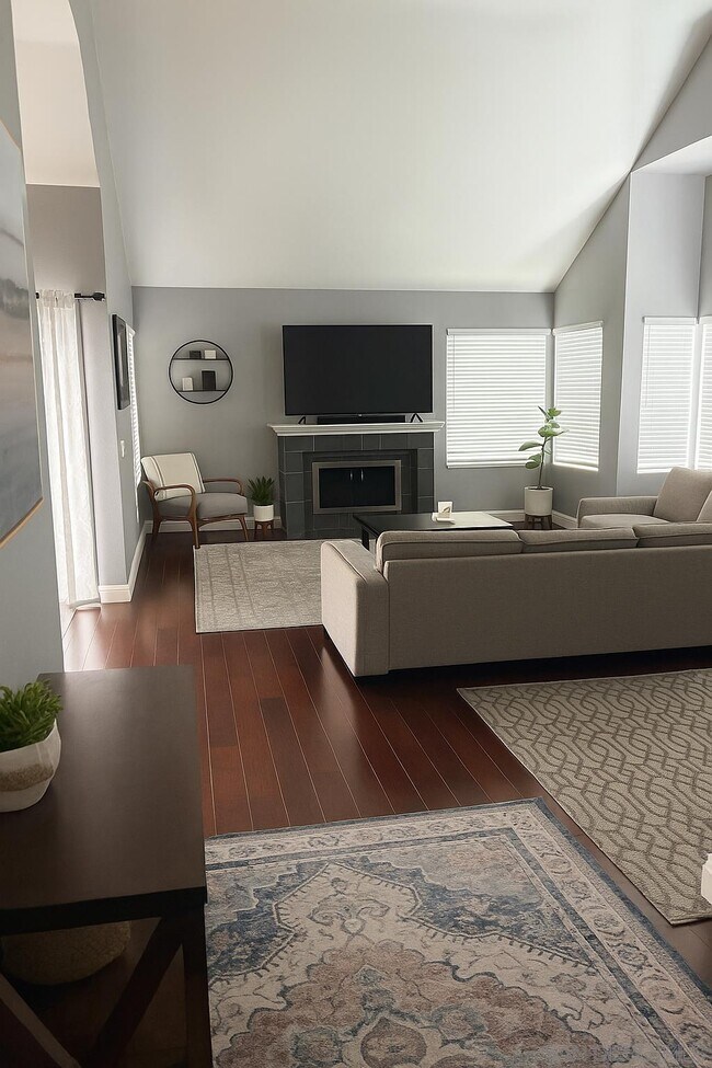 Building Photo - 534 Via De La Valle