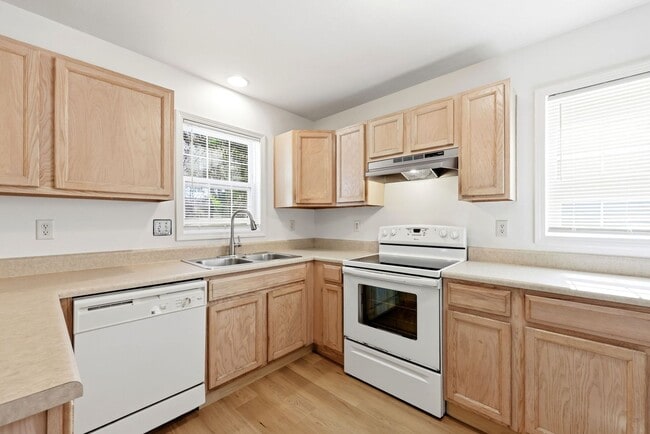 Building Photo - 3 Bedroom 2.5 Bathroom 1 car garage Single Family Home