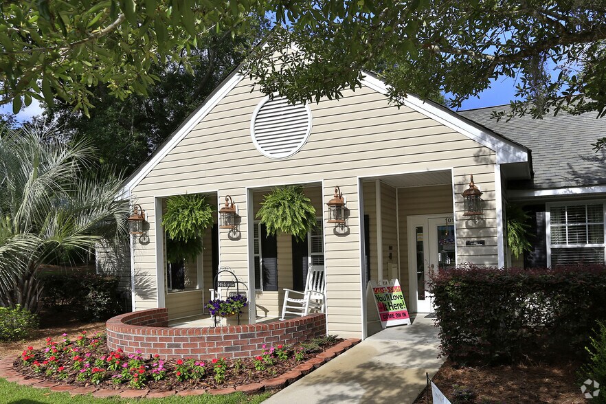 Bridge Pointe Apartments and Townhomes 100 Bridge Pointe Ln