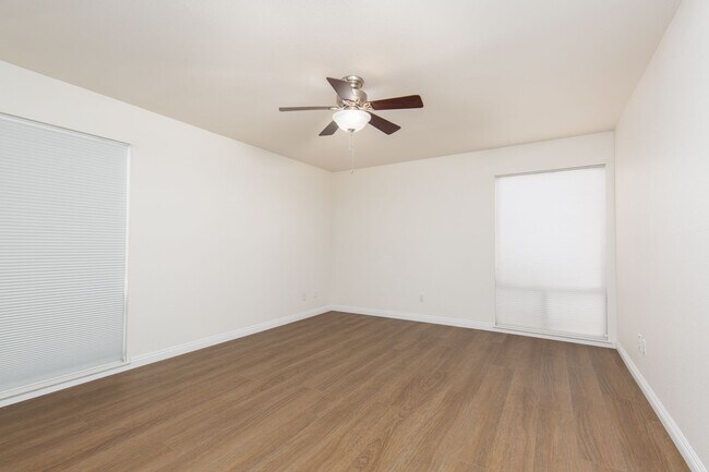 Building Photo - 1 bedroom unity in luxury guard gated community near the Strip