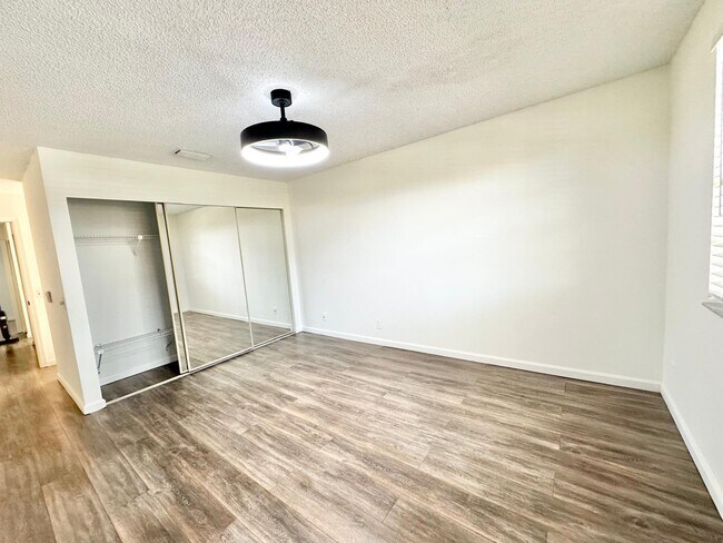 Building Photo - 6646 Via Regina