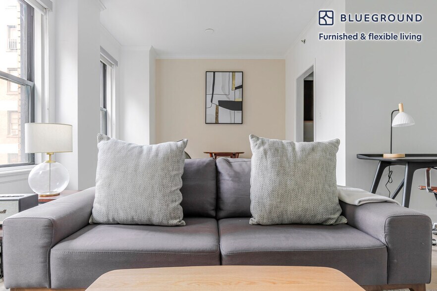 Building Photo - 200 E Chestnut St