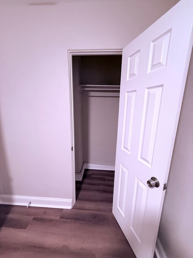 Building Photo - 811 S Lone Oak Dr