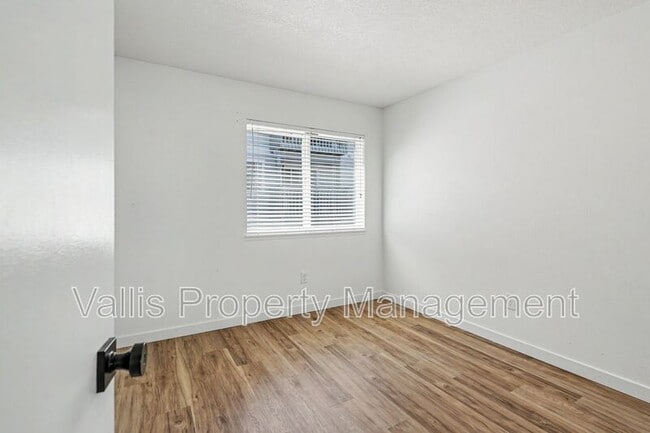 Building Photo - 5260 Springcrest Dr S