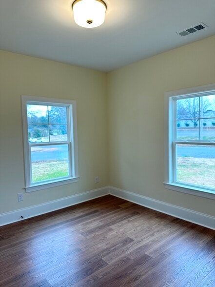 Building Photo - 1405 Barnett St