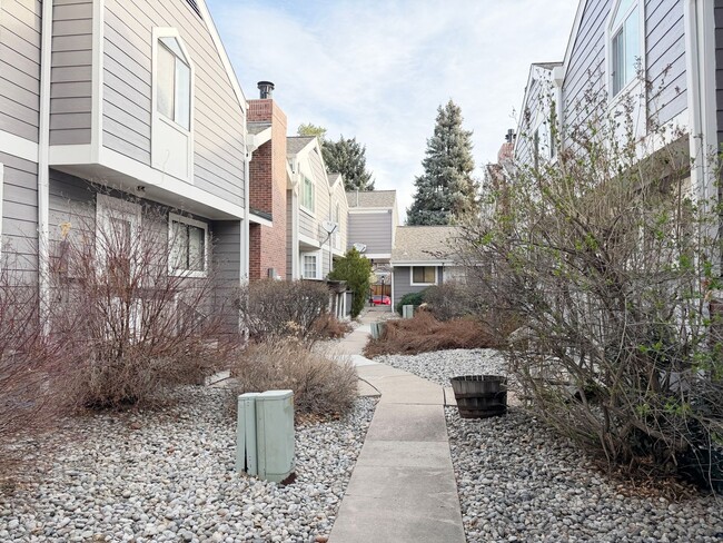 Building Photo - Exceptional 3-bedroom, 2.5-bathroom end unit townhouse located in Arvada