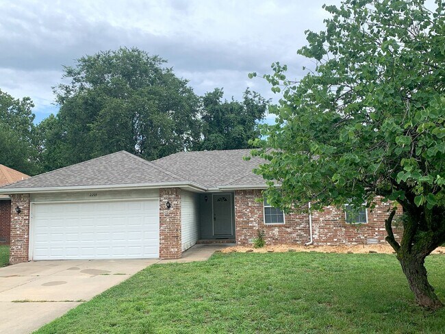 Primary Photo - Southwest Springfield 3 Bed / 2 Bath Home ...