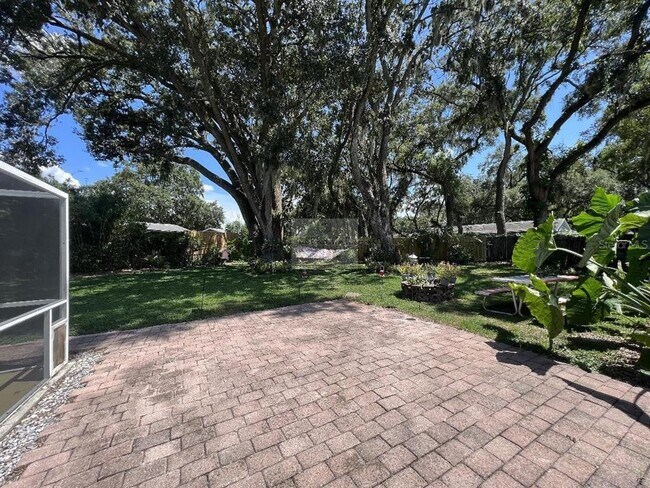 Building Photo - 630 Queens Cir