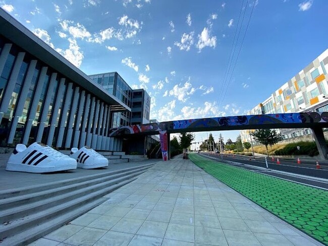 Building Photo - First Floor Front Facing Vibrant Stylish O...