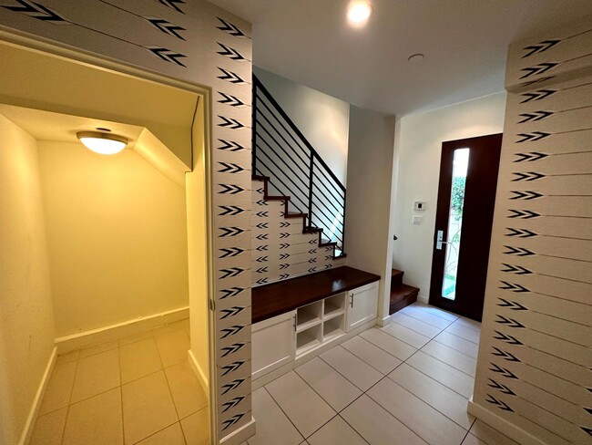 Building Photo - Fantastic 4 story Townhome - 3 bed - 3.5 b...