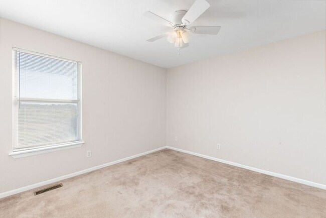 Building Photo - Renovated Spacious Townhomes