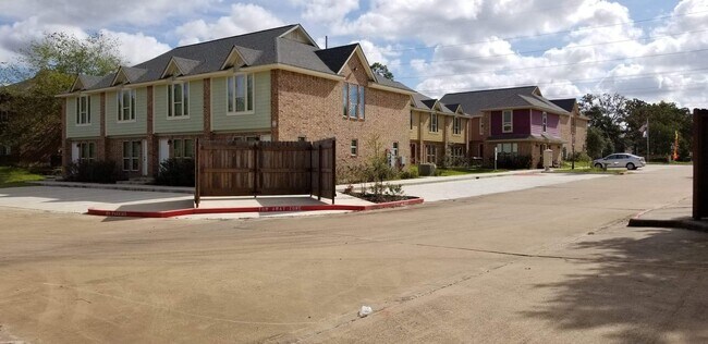 Building Photo - 903 Balcones Dr