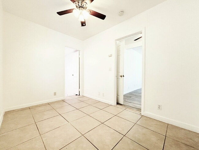 Building Photo - 950 Clela Ave