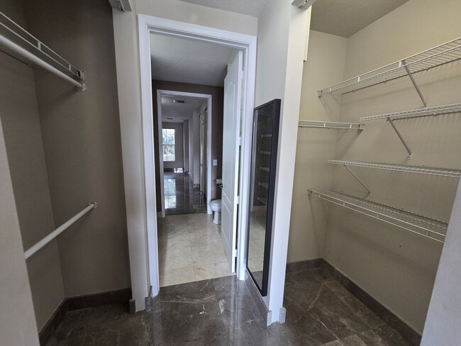 Building Photo - SPACIOUS 1 BEDROOM UNIT IS IN A HIGHLY SOU...