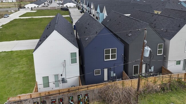 Building Photo - 409 Alvia Run Ln