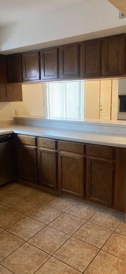 Building Photo - 5200 Villa View Dr
