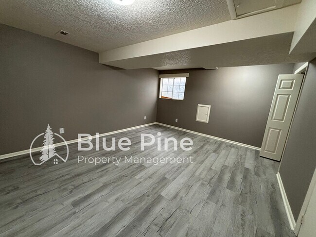 Building Photo - 1464 Falcon Dr