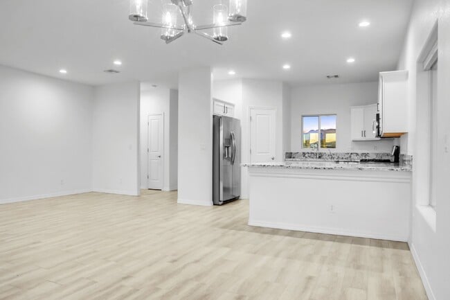 Building Photo - Beautiful Contemporary home with panoramic views! Community pool and club house use included.