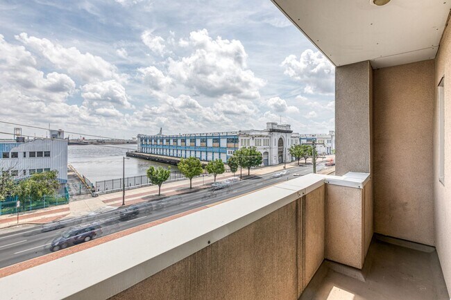 Building Photo - Queen Village Townhome with Parking