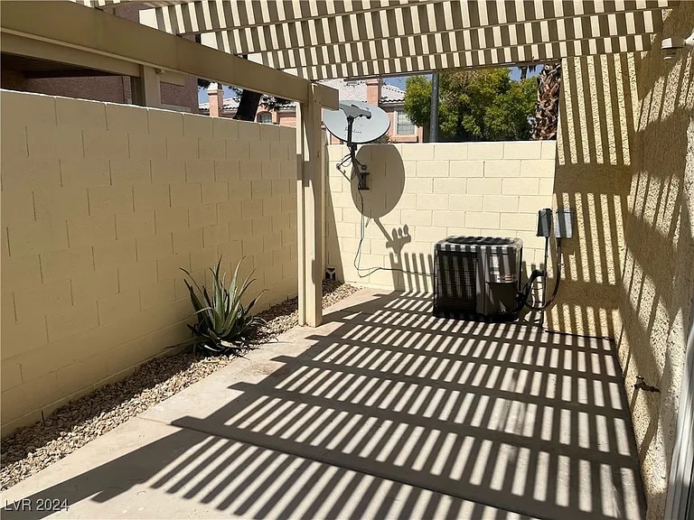 Building Photo - 8437 Majestic View Ave