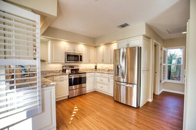 Building Photo - 831 Harrington Lake Ln