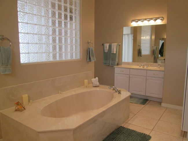 Building Photo - Unfurnished - 1 Year Rental