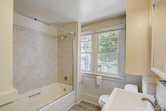 Building Photo - 1215 NE 55th St