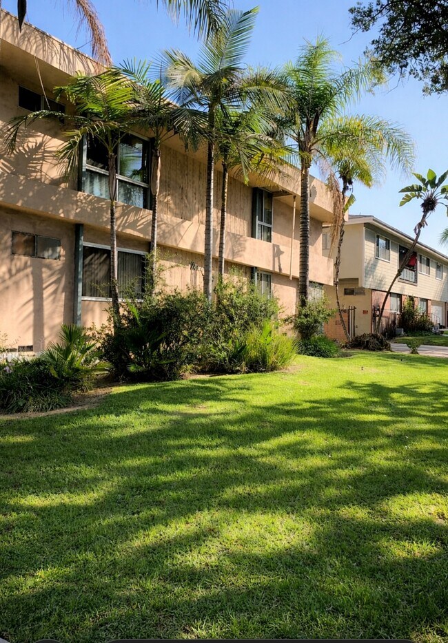 Building Photo - 351 Riverdale Dr