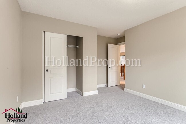 Building Photo - Bright & Spacious 3-Bedroom Hillsboro Home Backing to Green Space!
