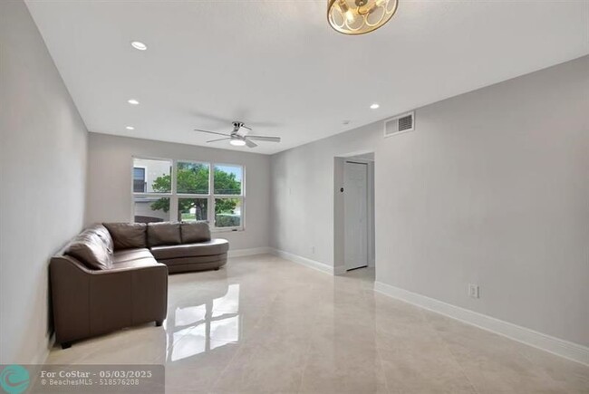 Building Photo - 2400 NE 33rd Ave