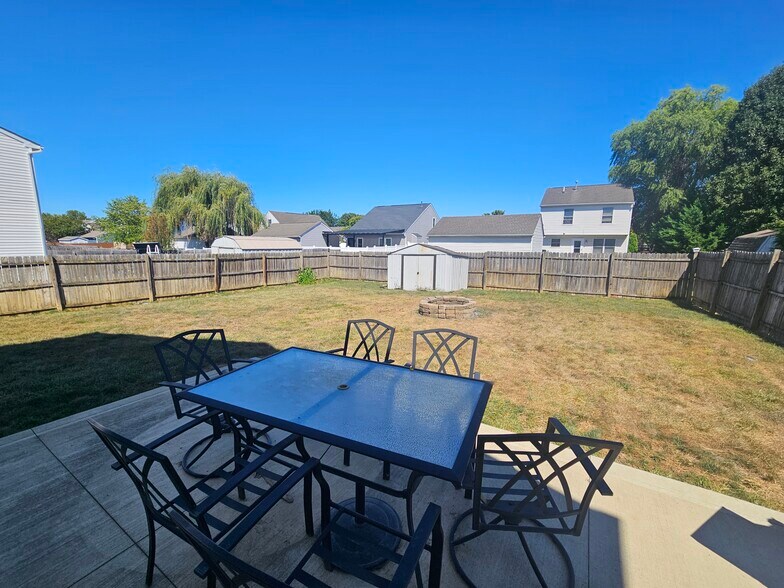 Fenced backyard - 1606 Metcalfe Ave