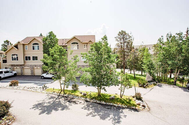 Building Photo - Convenient Location! Lots of Space and Lig...