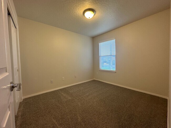 Building Photo - 3bed, 2bath 1,160sq.ft. 2car garage home in Central Caldwell location