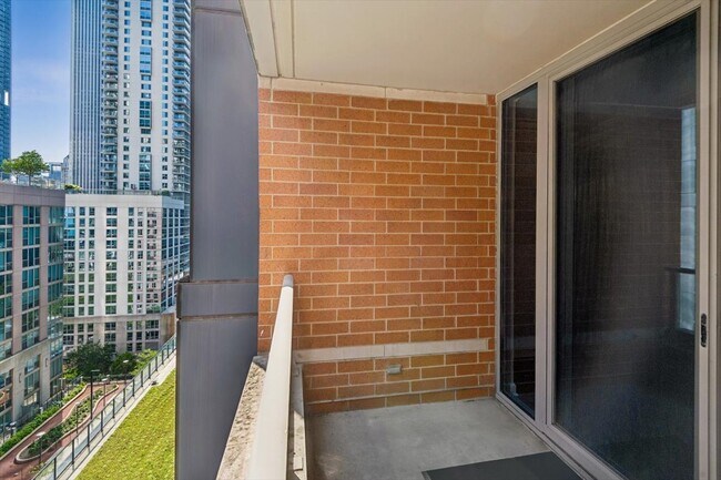 Building Photo - 420 E Waterside Dr