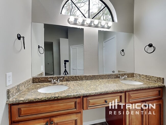 Building Photo - 15130 Heathridge Dr