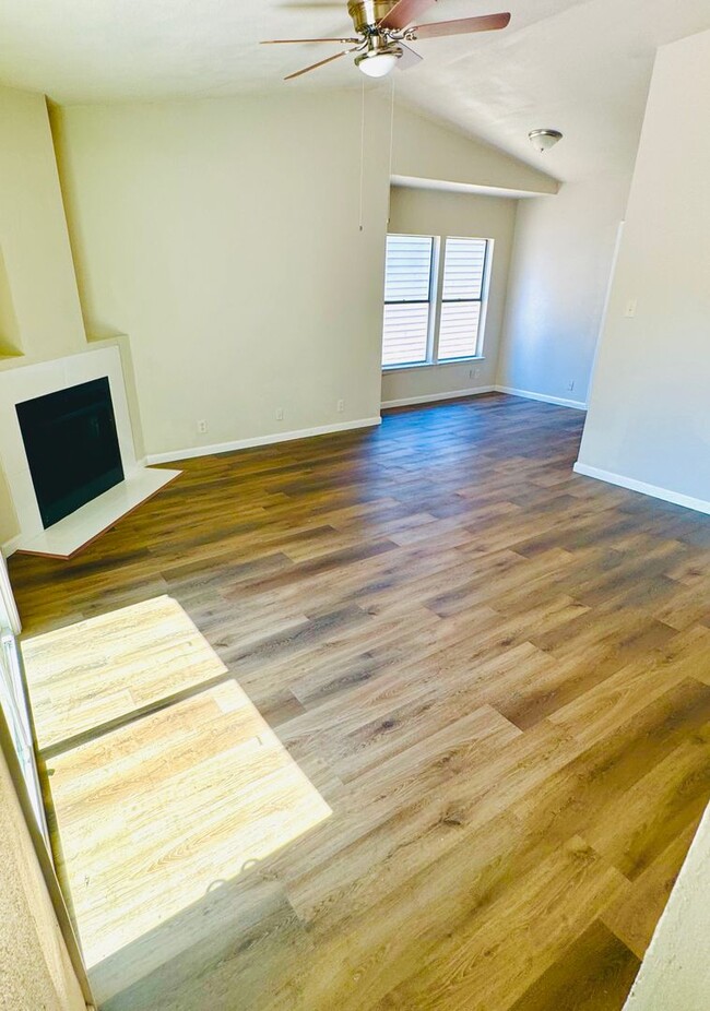 Building Photo - 6014 Hidden Sunrise Dr