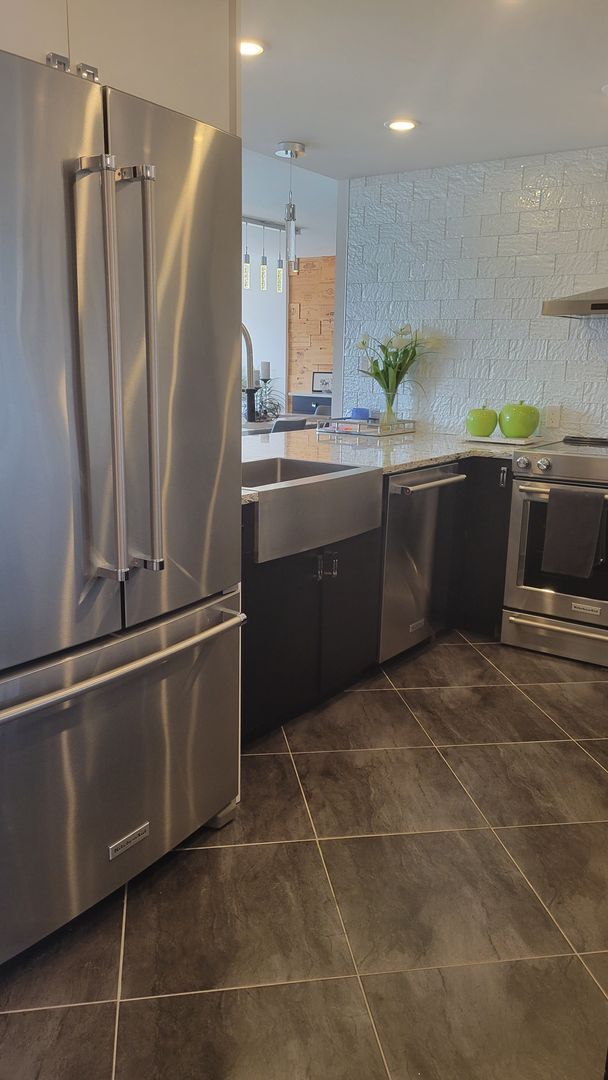 Building Photo - Beautifully renovated 2/2 condo downtown Sarasota with view of Bay!