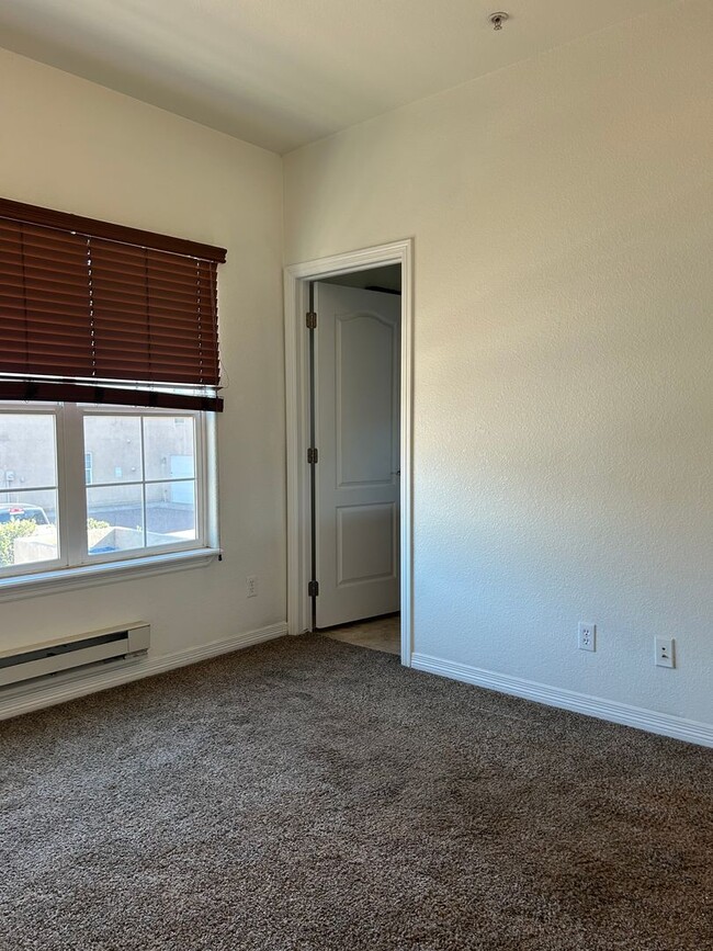 Building Photo - 252 Writers Way