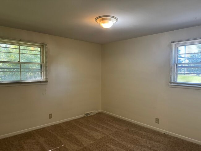 Building Photo - 9019 Meadowlawn Dr