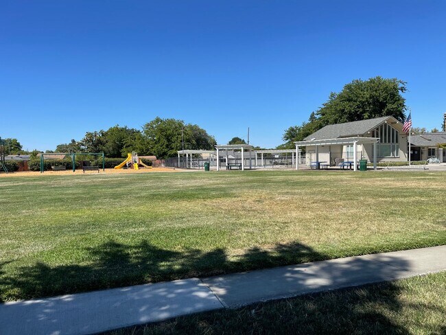 Building Photo - Wonderful and Spacious 4 Bedroom Concord H...
