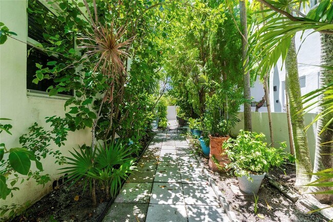 Building Photo - 3015 Seville St