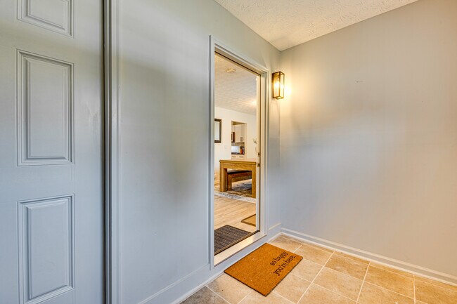 Building Photo - 2056 Sitser Ln