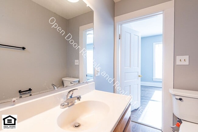 Building Photo - 515 N State St