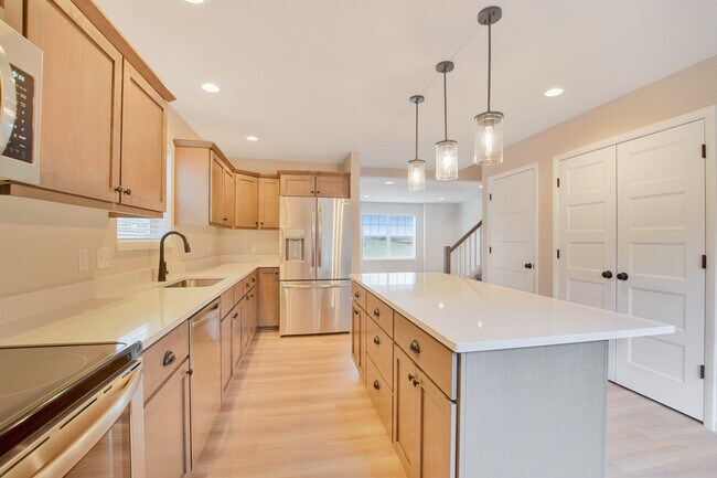 Building Photo - 671 Hillcrest Dr
