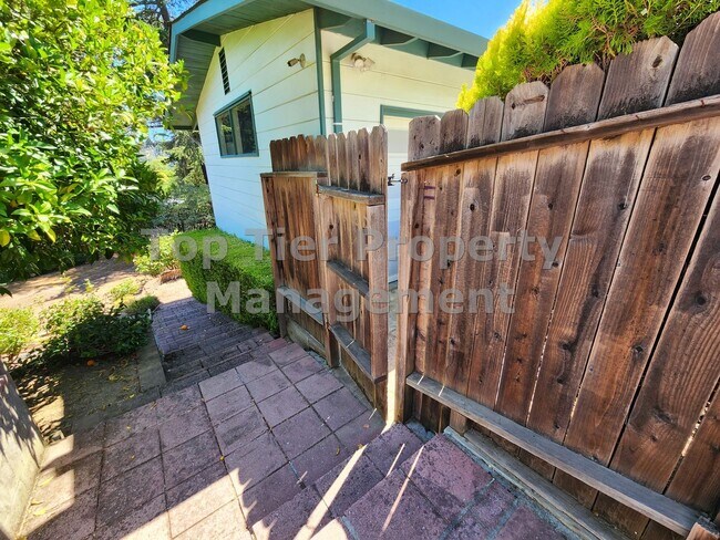 Building Photo - Beautiful 3-bedroom, 2-bathroom home locat...