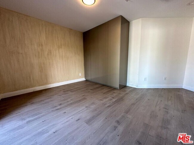 Building Photo - 2435 Florencita Dr W